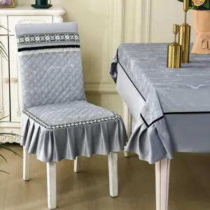 Vue détaillée de la housse de chaise rembourrée grise avec dentelle et jupe à volants