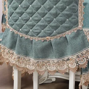 Dettaglio ravvicinato del coprisedia trapuntato verde con bordi in pizzo floreale beige