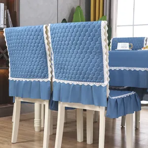 Détail d'une housse de chaise matelassée bleu nordique avec une élégante bordure en dentelle
