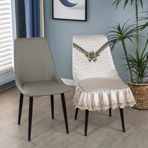 Housse de chaise matelassée champagne avec bordure en dentelle et détails floraux.