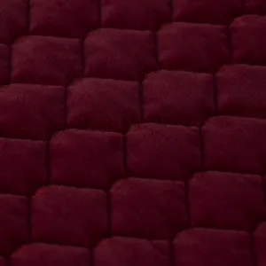 Vista dettagliata della trama in velluto trapuntato bordeaux per cuscini da sedia da pranzo.
