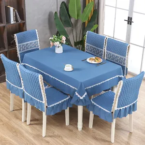 Ensemble de salle à manger bleu moderne avec housses de chaise et nappe assortie