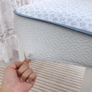 Gros plan détaillé du coussin de chaise texturé bleu clair montrant le bord élastique.