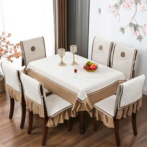 Detailansicht luxuriöser gesteppter Stuhlbezüge und Tischdeckenset in Beige und Braun