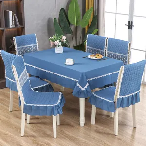 Nappe bleue de style nordique avec housses de chaise matelassées assorties avec dentelle.