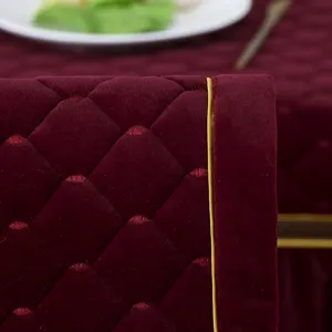 Dettaglio ravvicinato coprisedia trapuntato bordeaux con elegante bordo dorato