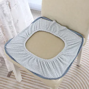 Vue détaillée d'une housse de siège élastique grise avec texture tissée élégante