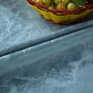 Vue rapprochée du tissu en velours bleu texturé pour housses de chaises rembourrées