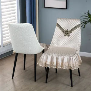 Détail rapproché montrant des housses de chaise de luxe en dentelle et tissu matelassé