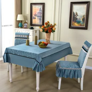 Élégant ensemble de housses de chaise universelles matelassées bleu et nappe assortie