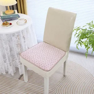 Coussin de chaise antidérapant à motifs dans un cadre domestique chaleureux et décoratif