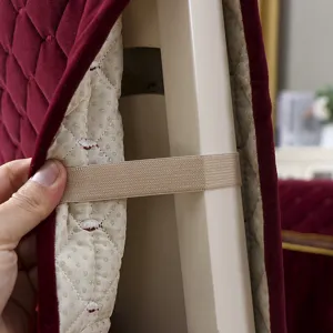 Dettaglio coprisedia rosso vino con fascia elastica e fondo antiscivolo