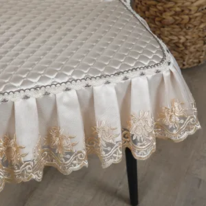 Gros plan d'une housse de chaise en satin champagne avec texture matelassée et dentelle