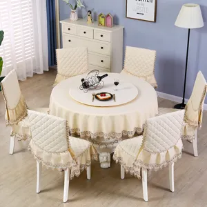 Elegante tovaglia rotonda beige e set di coprisedia con delicate decorazioni in pizzo