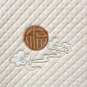 Detailansicht der traditionellen chinesischen Fu-Stickerei auf beigefarbenem Stoff