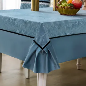 Détail d'une nappe bleu clair haut de gamme à texture marbrée avec bordure noire en forme de V