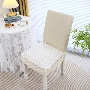 Coussin de chaise floral crème sur une chaise de salle à manger dans un intérieur