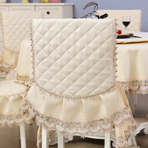 Primo piano di coprischienale trapuntato beige con eleganti bordi in pizzo.