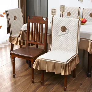 Gepolsterte Esszimmerstuhl-Bezüge im Set mit eleganter Stickerei und braunen Volants
