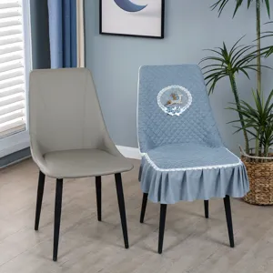 Housse de chaise bleue matelassée avec broderie cerf et ourlet à volants en dentelle