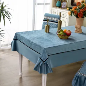 Vue détaillée des élégantes housses de chaise matelassées bleues et de la nappe texturée