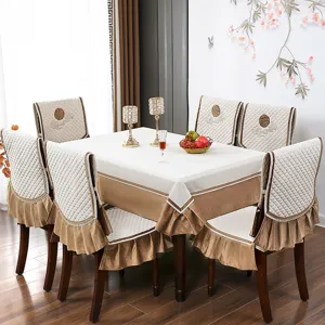 Hochwertiges Set aus verdickten Stuhlhussen und Tischdecke mit traditioneller Stickerei