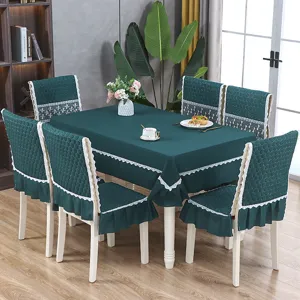 Nappe vert foncé et housses de chaise matelassées avec d'élégantes bordures en dentelle