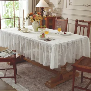 Tovaglia in pizzo bianco per tavolo da pranzo rettangolare, elegante arredamento francese.