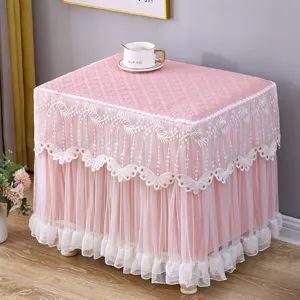 Copertura per comodino rosa con ricamo in pizzo bianco e dettaglio in tulle delicato.