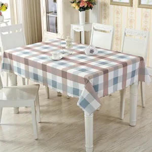 Vue détaillée de la nappe à carreaux élégante présentée dans une salle à manger chaleureuse.