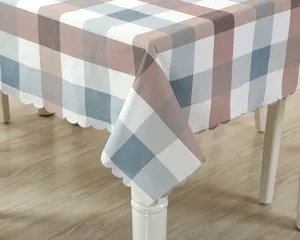 Nappe a carreaux impermeable pour la table a manger, design minimaliste et elegant pour maison.