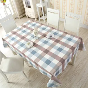Vue détaillée d'une élégante nappe à carreaux bleus et marrons pour la décoration de la table.