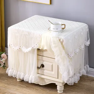 Copertura antipolvere comodino in pizzo bianco, elegante ricamo mesh volant decorazione.