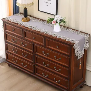 Vista dettagliata del runner da tavola ricamato in pizzo stile europeo per mobile TV e credenza.
