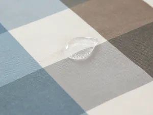 Nappe a carreaux impermeable detail de tissu en gros plan montre surface hydrofuge texture.