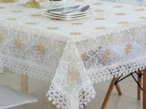 Elegante mantel de encaje blanco con delicado bordado floral perfecto para la mesa del comedor.