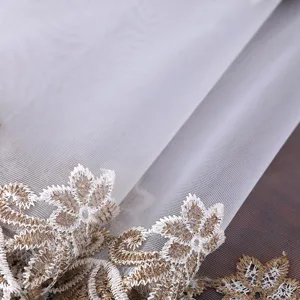 Primo piano dettagliato di runner da tavola bianco trasparente con elegante ricamo floreale.