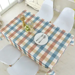 Vue détaillée d'une nappe rectangulaire à carreaux élégante en bleu, rose et beige.