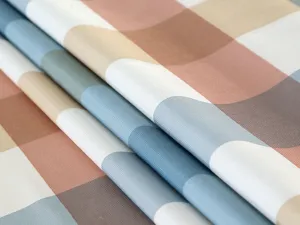Gros plan détaillé du tissu de nappe à carreaux imperméable avec motif propre et texture douce.
