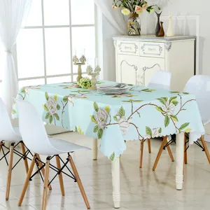 Nappe de table rectangulaire imperméable avec motif floral blanc élégant pour salle à manger.