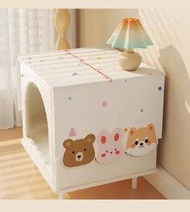 Copertura antipolvere per comodino in stile crema con simpatici motivi di animali morbidi.