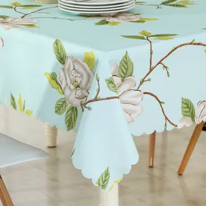 Nappe imperméable à fleurs bleu clair, vue de détail avec impression de magnolia.