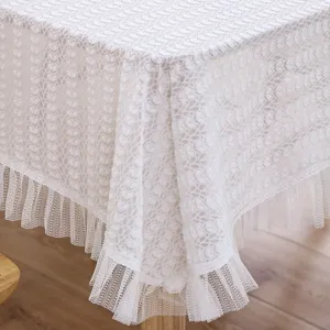 Primer plano de los detalles del mantel de encaje blanco, textura elegante con volantes.