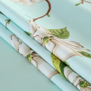 Gros plan détaillé d'un tissu imperméable bleu clair avec un élégant motif floral.