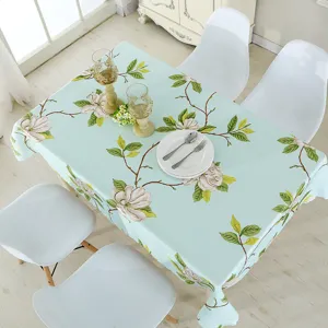 Vue détaillée de la nappe rectangulaire vert clair avec motif floral et de feuilles élégant.