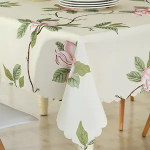 Vue détaillée de la nappe imperméable à motifs floraux avec des finitions élégantes.