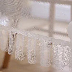 Detalle de mantel antipolvo de encaje blanco, elegante estilo de princesa francesa con malla.
