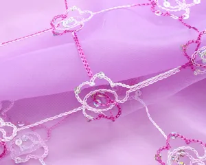 Vista detallada de la funda de encaje morado para mesita de noche con bordado y lentejuelas