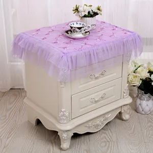 Elegante funda de encaje morado para mesita de noche con bordado floral y volantes