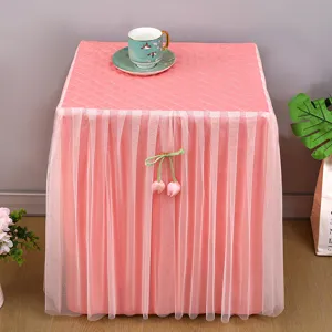 Copertura antipolvere rosa trapuntata per comodino con gonna in rete e ciondolo di ciliegia.